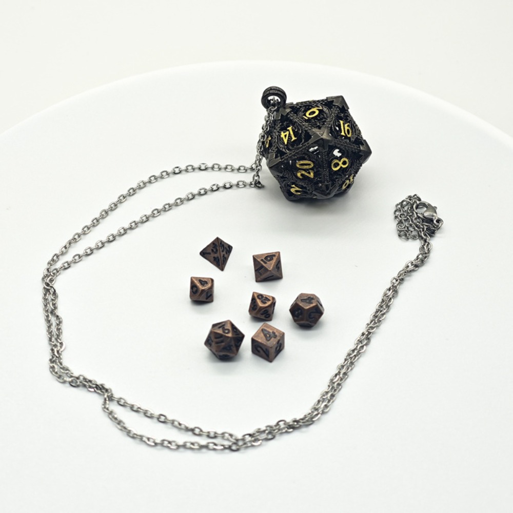 Board Game Io - 1 ชุด สร้อยคอทรงลูกเต๋าโลหะกลวง 20 ด้าน DND
